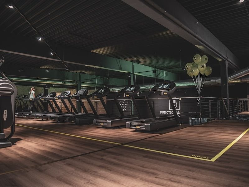 Cardio floor with treadmills and cross-trainers